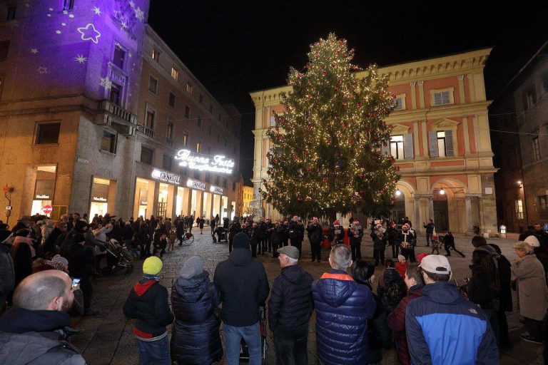 Si Accende L Albero La Magia Del Natale Invade Il Centro Storico