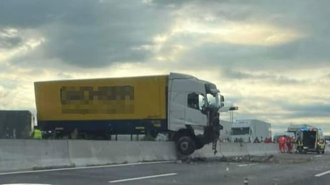 Camion Di Traverso Code E Disagi In Autostrada A Fiorenzuola Le