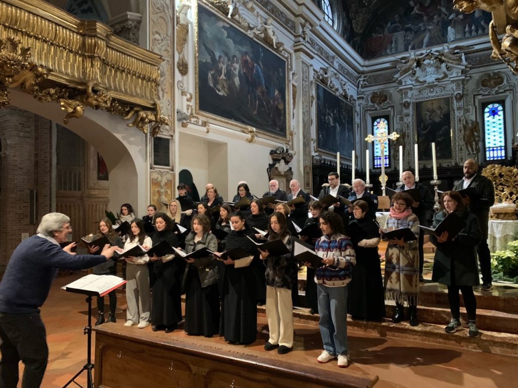 La Basilica Di Sant Antonino Si Illumina Sono Le Voci Del Coro