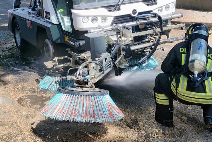 La Spazzatrice Stradale Va A Fuoco I Vigili Del Fuoco Spengono Le