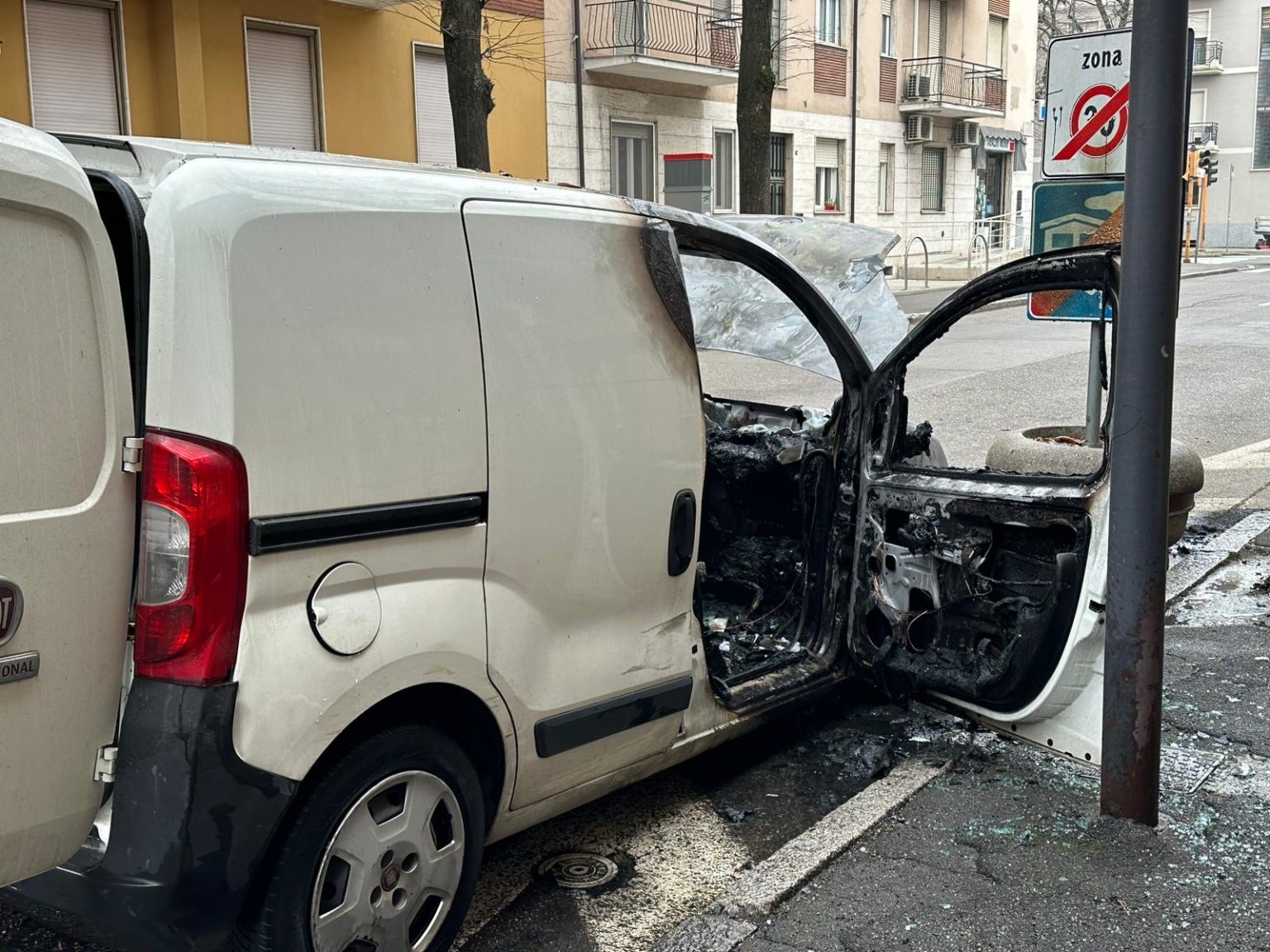 Furgone Prende Fuoco In Via Morigi Intervengono I Vigili Del Fuoco