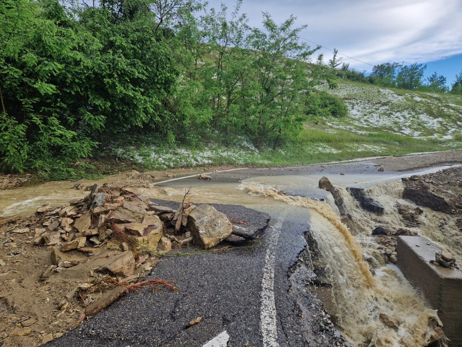 Pioggia E Grandine Si Abbattono Sulle Colline Strade Distrutte In Val