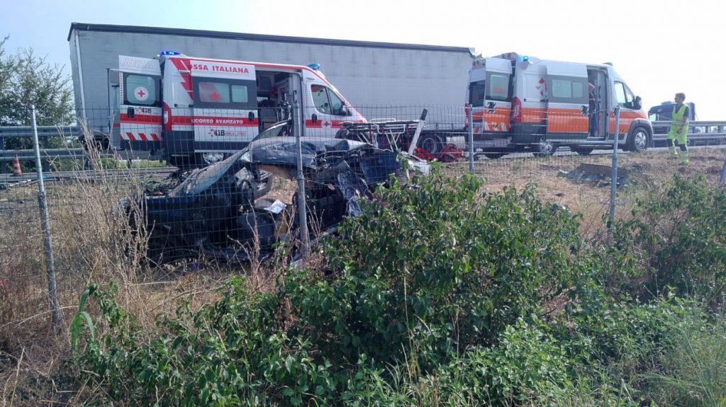 Grave incidente in A21 a Castel San Giovanni, schianto tra ...