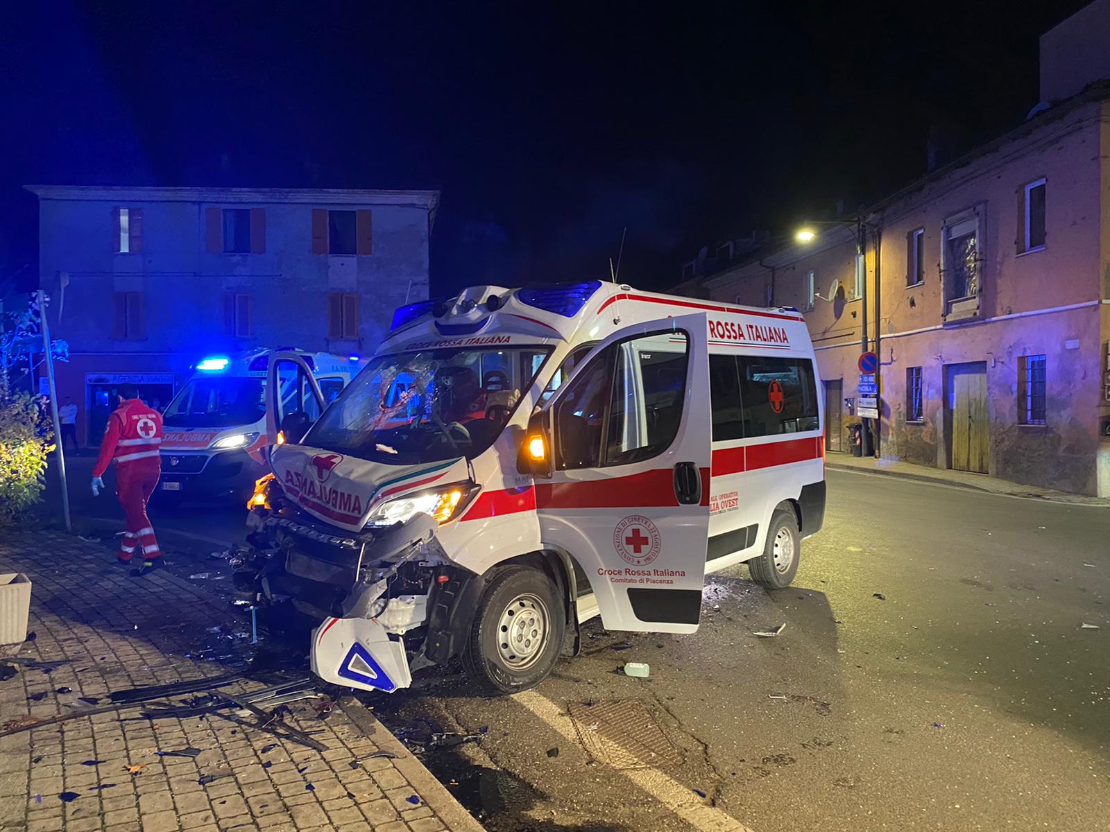 Schianto Tra Un’auto E Un’ambulanza, Tre Feriti Gravi Al Pronto ...