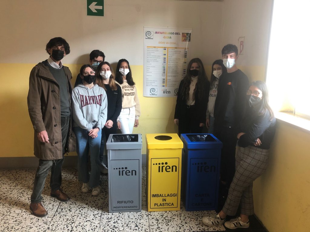 Raccolta differenziata, al liceo Gioia cambiano i colori dei cestini: In  linea con l'Ue - Libertà Piacenza