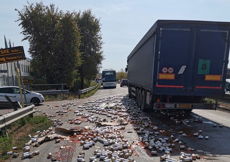 Gariga, Camion Perde Le Scatole Di Pelati Lungo La Strada. Disagi Al ...