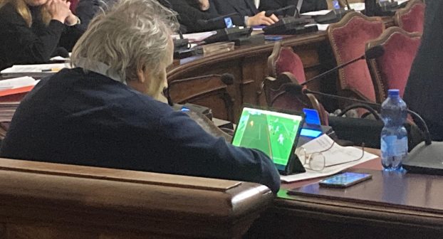 Dagli sbuffi del sindaco al calcio via tablet: l'altra faccia del lungo  consiglio comunale - Libertà Piacenza