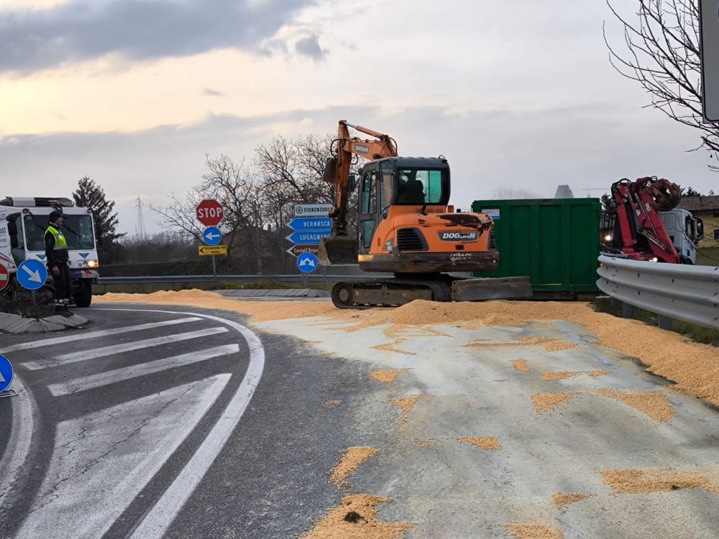 Fiorenzuola, Camion In Curva Perde Il Carico Di Mais: Disagi Al ...