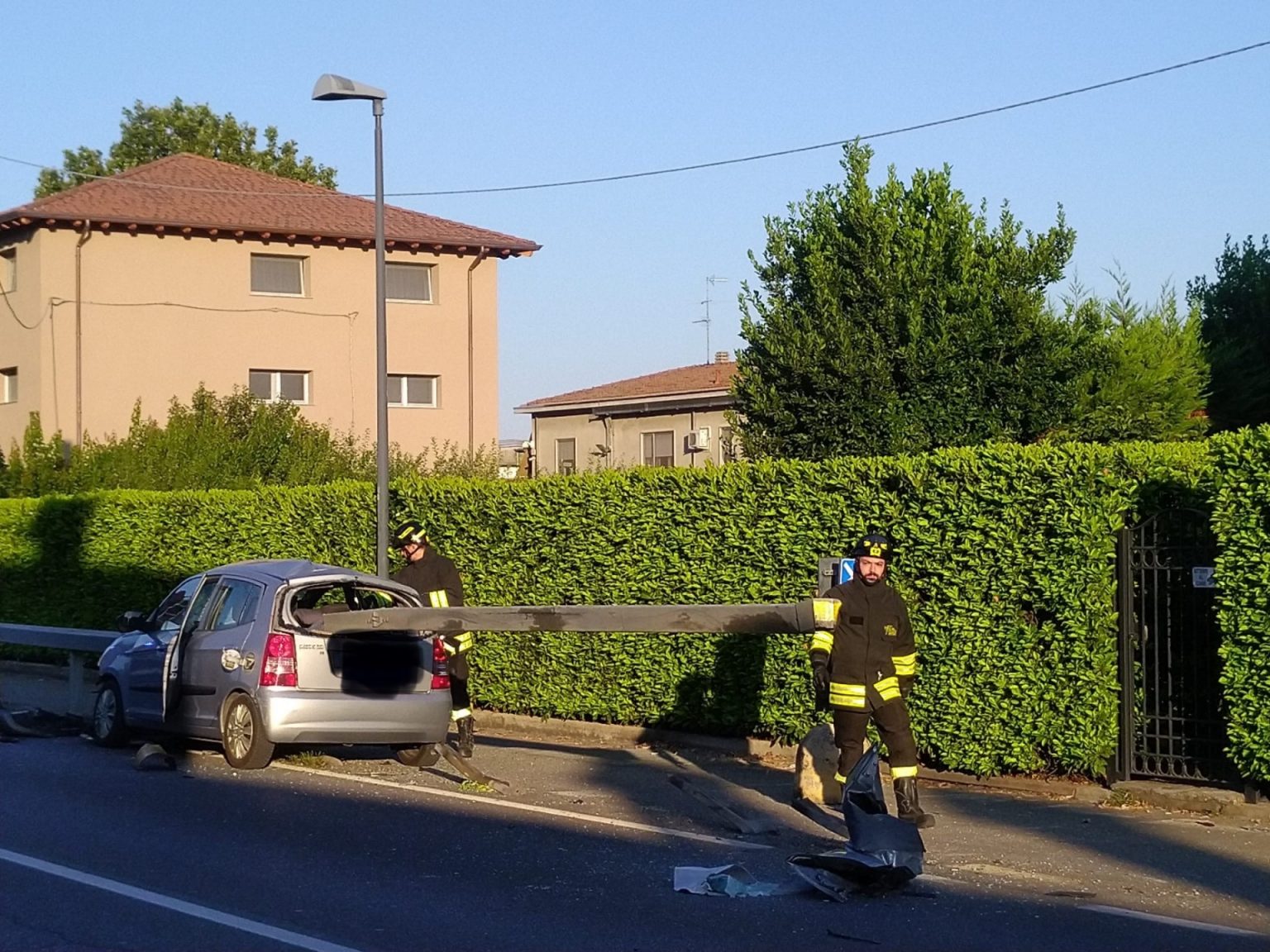 Auto Trafitta Dal Guardrail Lungo Strada Agazzana, Salvo Per Miracolo ...