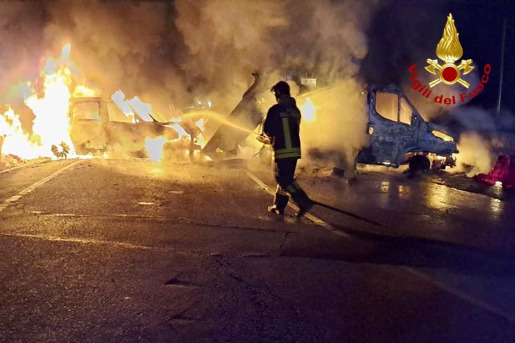 Assalto con armi pesanti a furgone portavalori sulla statale 96: veicoli incendiati e traffico bloccato in Puglia